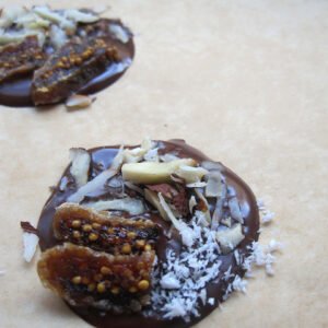 Шоколадови бонбони с ядки и сушени плодове