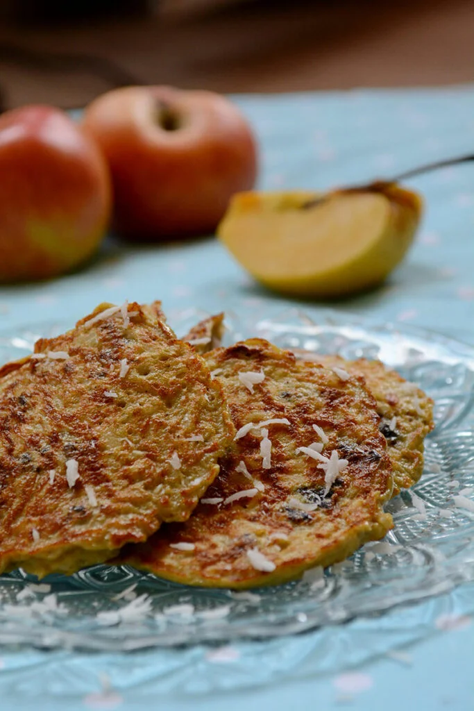 Палачинки с яйца, ябълки и кокосови стърготини (без глутен)