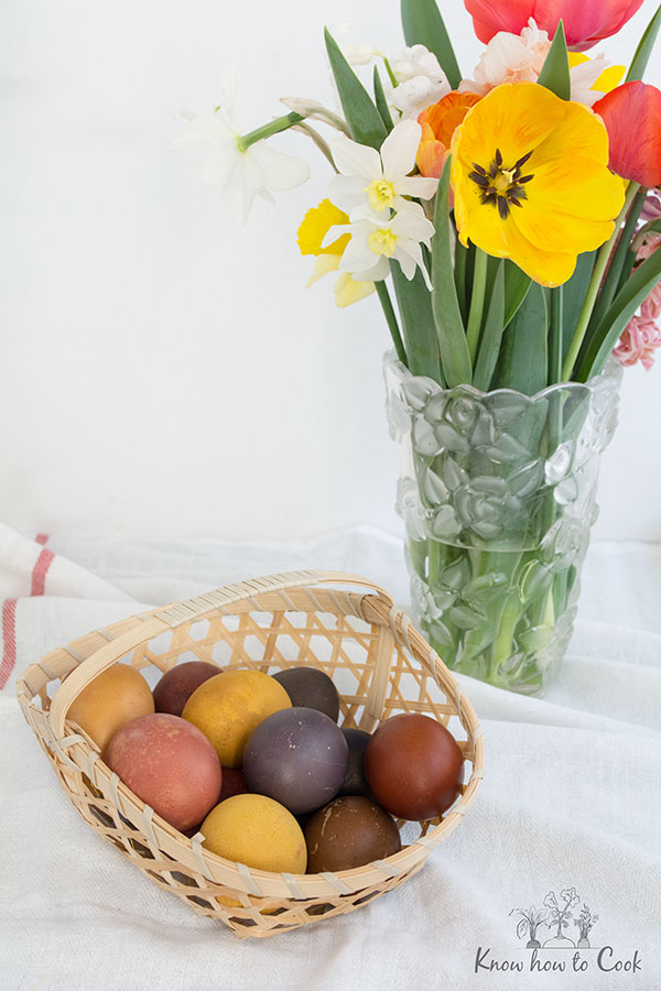 Великденски яйца боядисани с натурални продукти