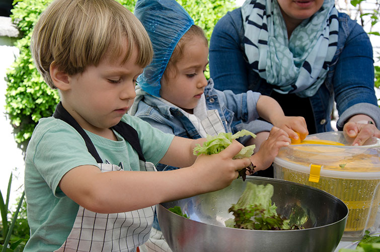 Детска кулинарна работилница в Детската къща по случай Food Revolution Day