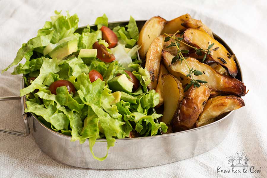 Обяд в кутия - пресни печени картофки и зелена салата