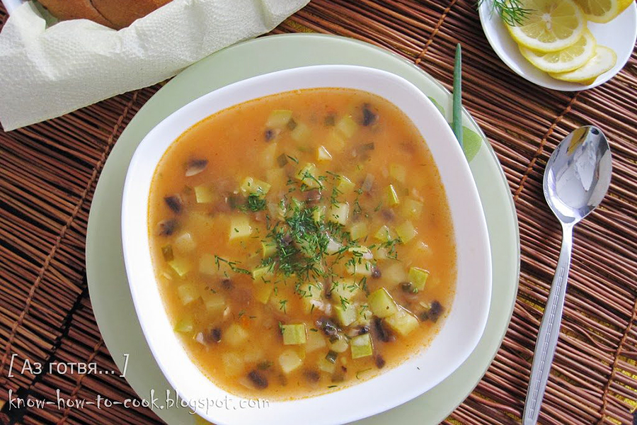 Супа от тиквички, картофи и гъби с копър