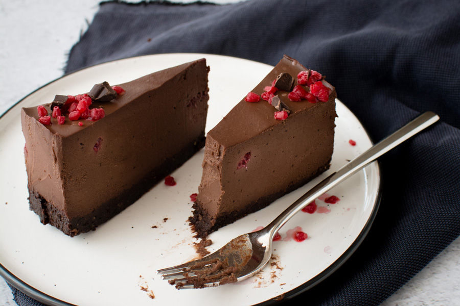 Сурова двойно шоколадова торта с малини