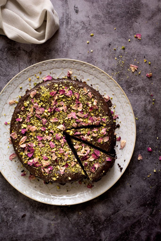 Веган шоколадов кейк без глутен с шам фъстък и розови листенца