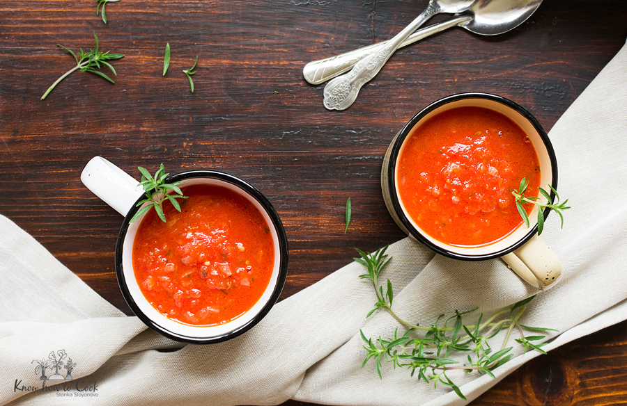 Лятна доматена супа с чубрица