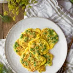 Мини омлети с грах и сирене