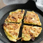 Палачинка с котидж сирене, зелени маслини и пресен лук