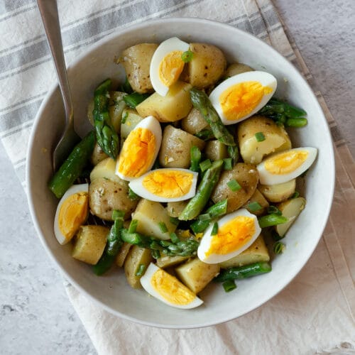 Салата от пресни картофи, аспержи и яйца